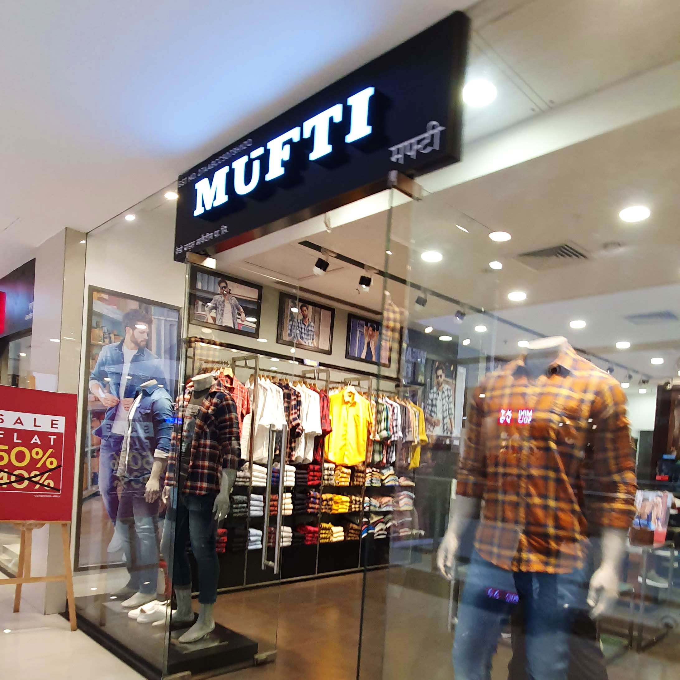 Outlet store,Product,Building,Retail,Footwear,Shopping mall,Boutique,Sportswear,Shopping,Shoe