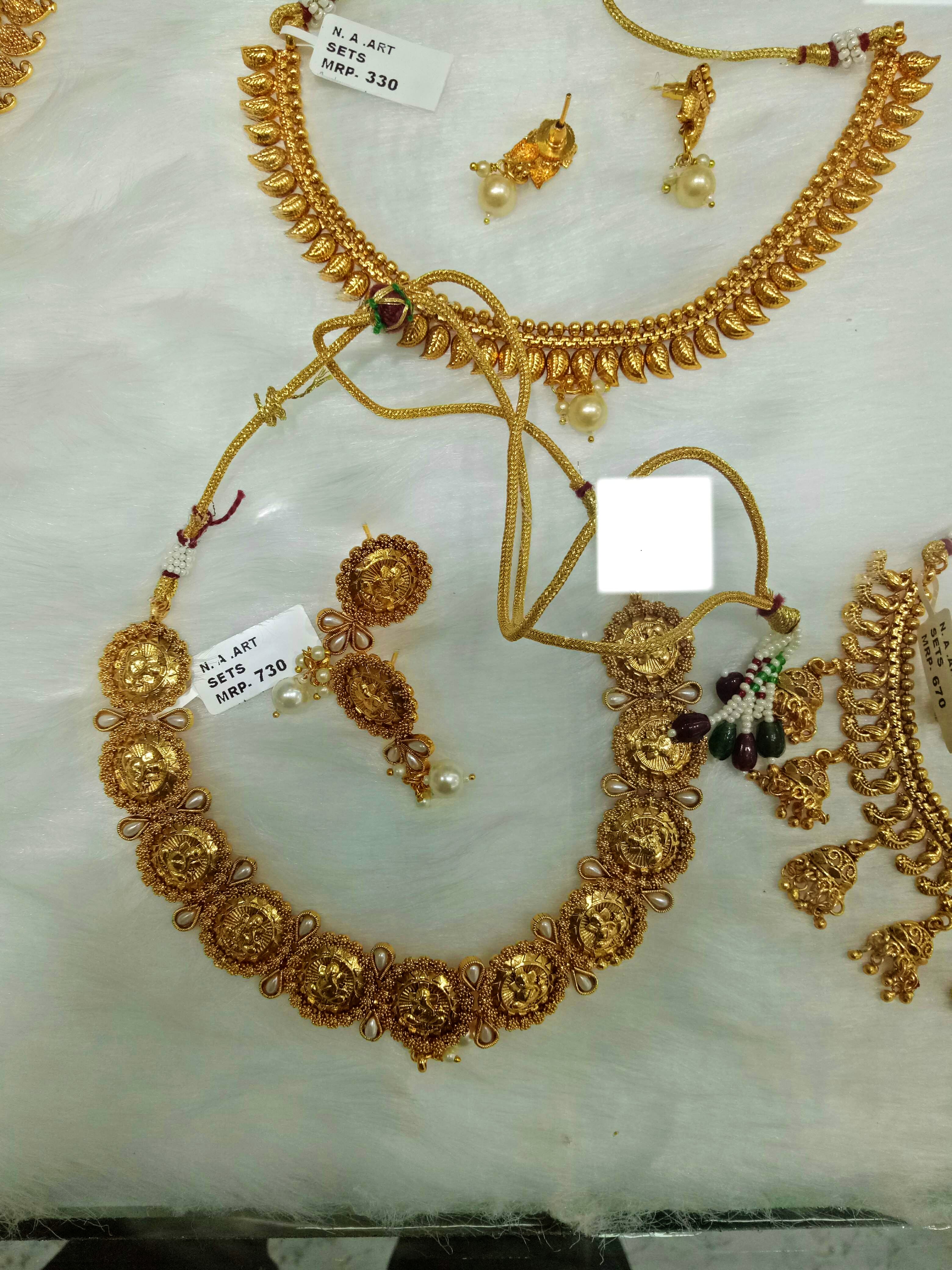 Jewellery,Gold,Necklace,Fashion accessory,Body jewelry,Metal,Chain