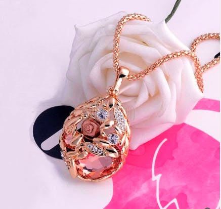 Jewellery,Fashion accessory,Pendant,Locket,Pink,Chain,Gemstone,Necklace,Body jewelry