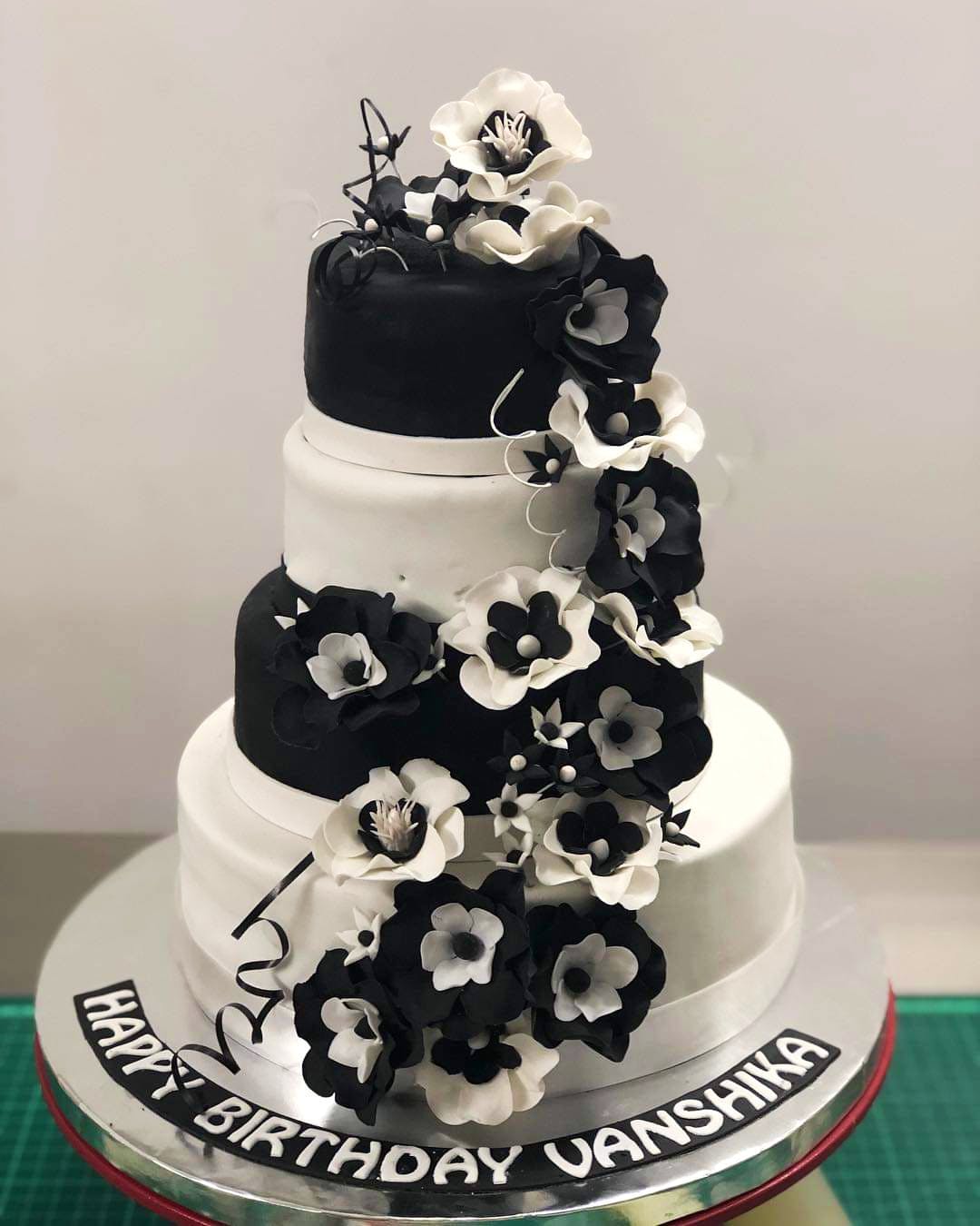 Cake,Cake decorating,Sugar paste,White,Black,Fondant,Wedding cake,Sugar cake,Dessert,Pasteles
