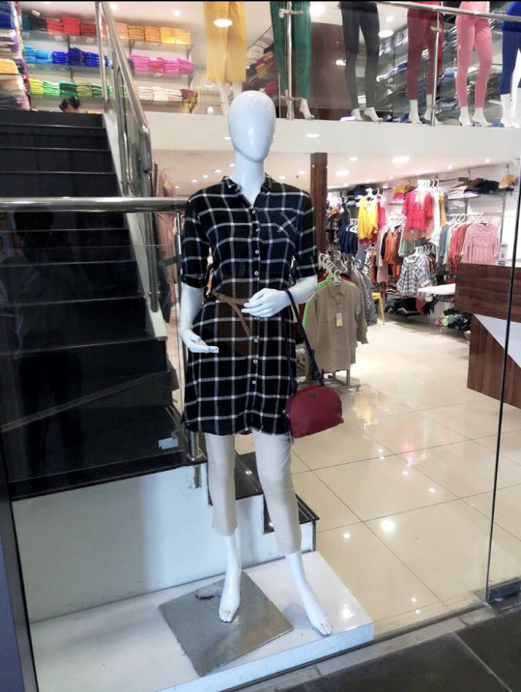 Mannequin,Display window,Toy,Snapshot,Doll,Boutique,Fashion,Retail,Design,Display case
