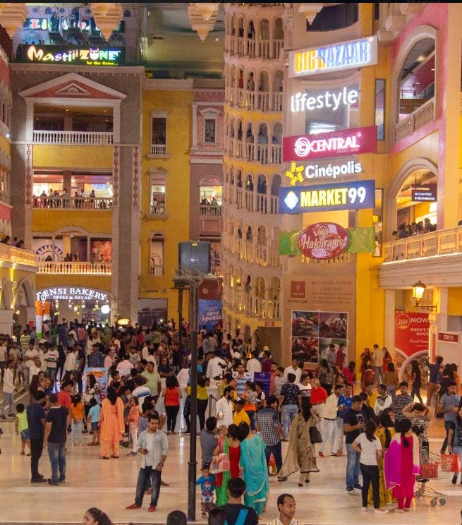 Crowd,Shopping mall,Building,Bazaar,City,Shopping,Marketplace,Pedestrian,Event,Plaza