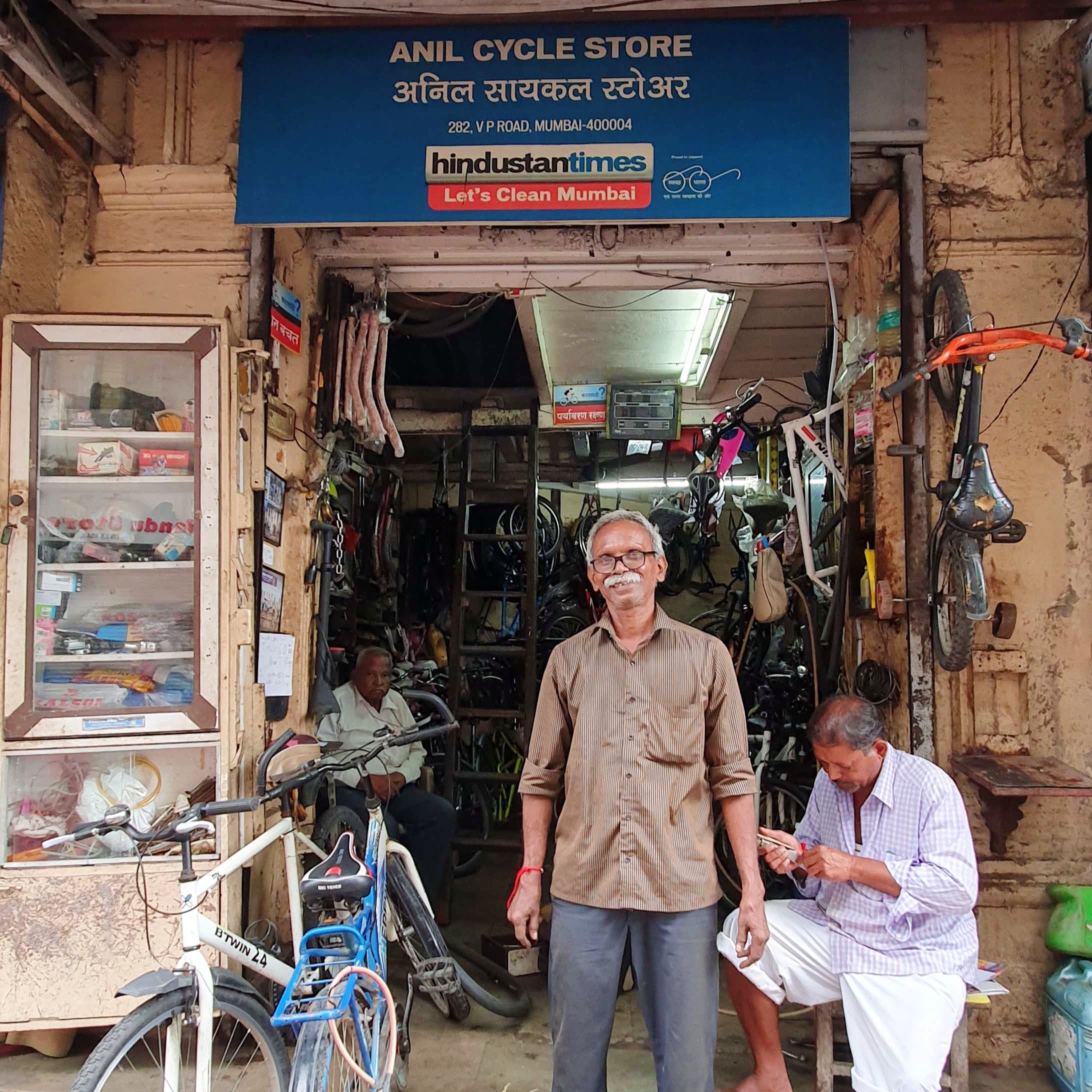 Mode of transport,Vehicle,Selling,Bazaar,Bicycle wheel,Marketplace,Bicycle,Market,Street,Building