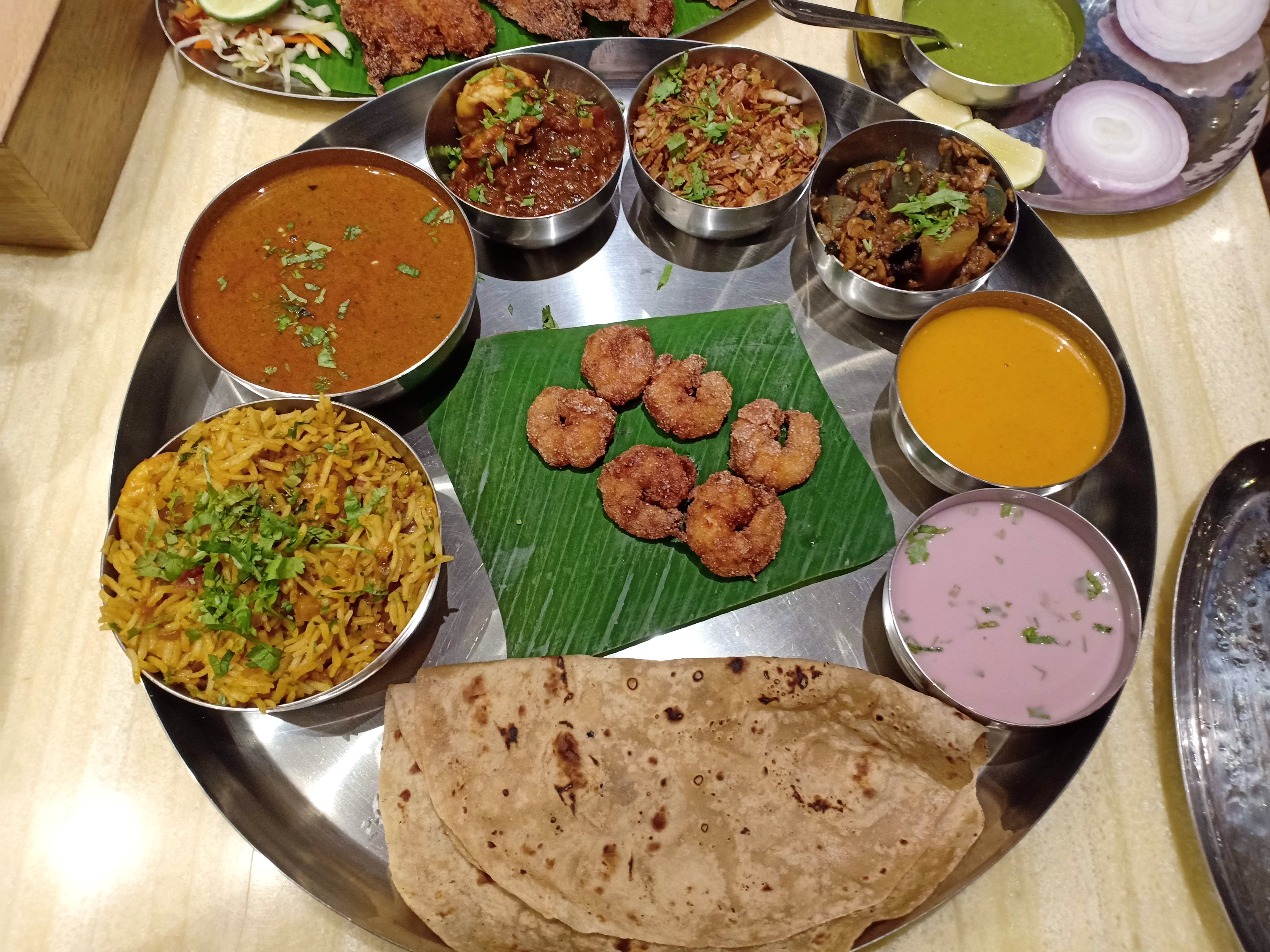Dish,Food,Cuisine,Meal,Ingredient,Punjabi cuisine,Sindhi cuisine,Chapati,Naan,Produce
