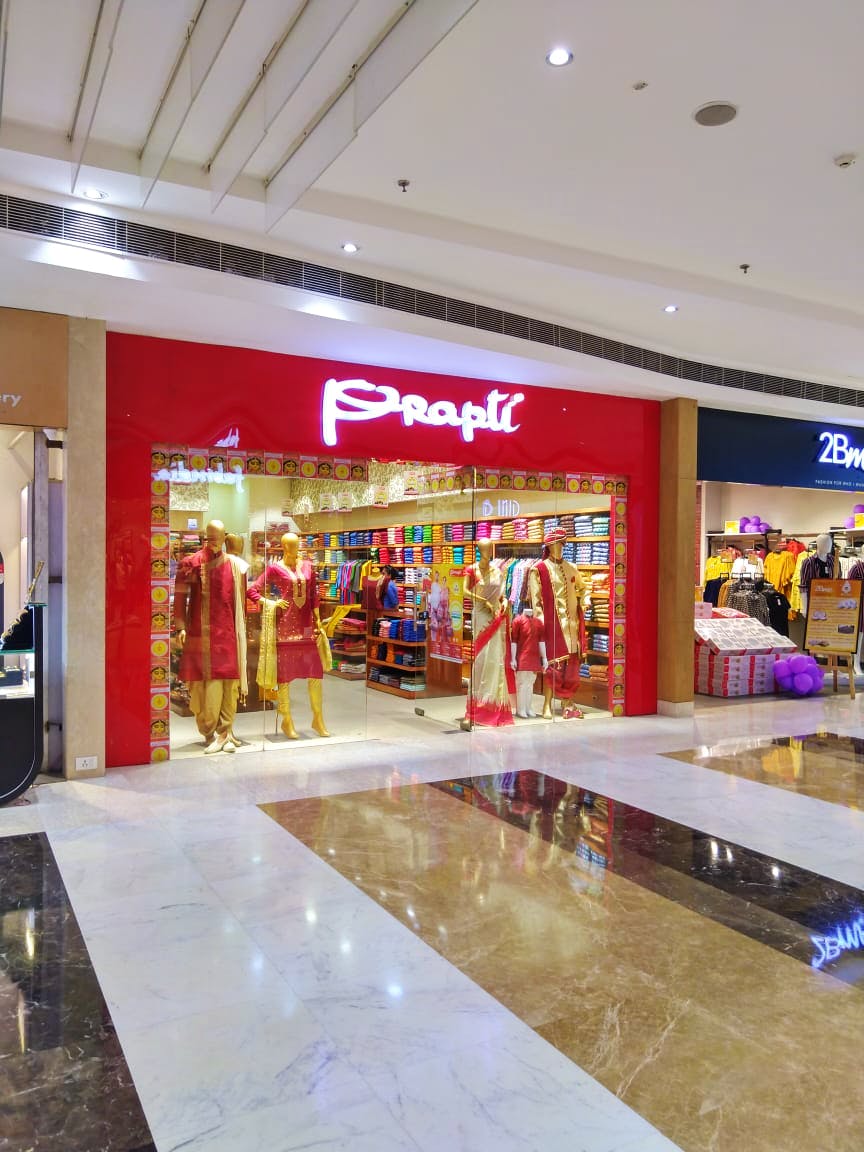 Shopping mall,Building,Outlet store,Retail,Interior design,Architecture,Trade,Floor,Ceiling,Flooring