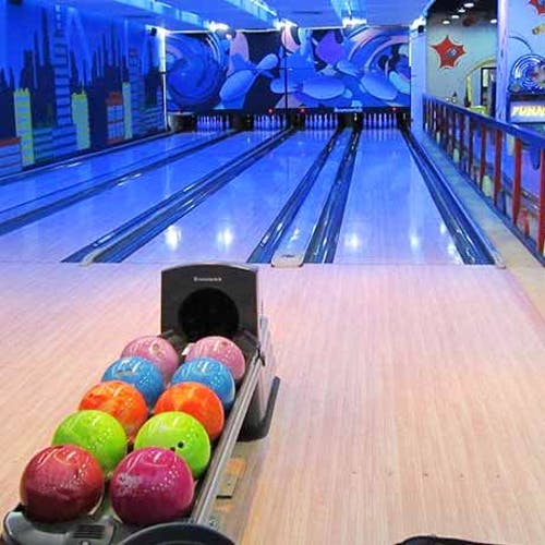 Bowling,Ten-pin bowling,Bowling pin,Bowling ball,Bowling equipment,Ball,Leisure centre,Duckpin bowling,Ball game,Bowler