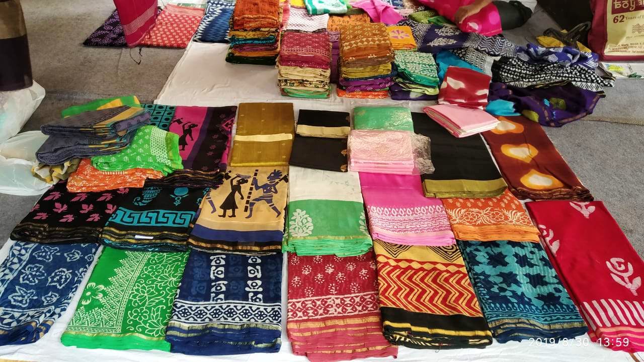 Textile,Linens,Sari,Pattern,Quilt,Magenta,Silk,Woven fabric,Stole,Patchwork
