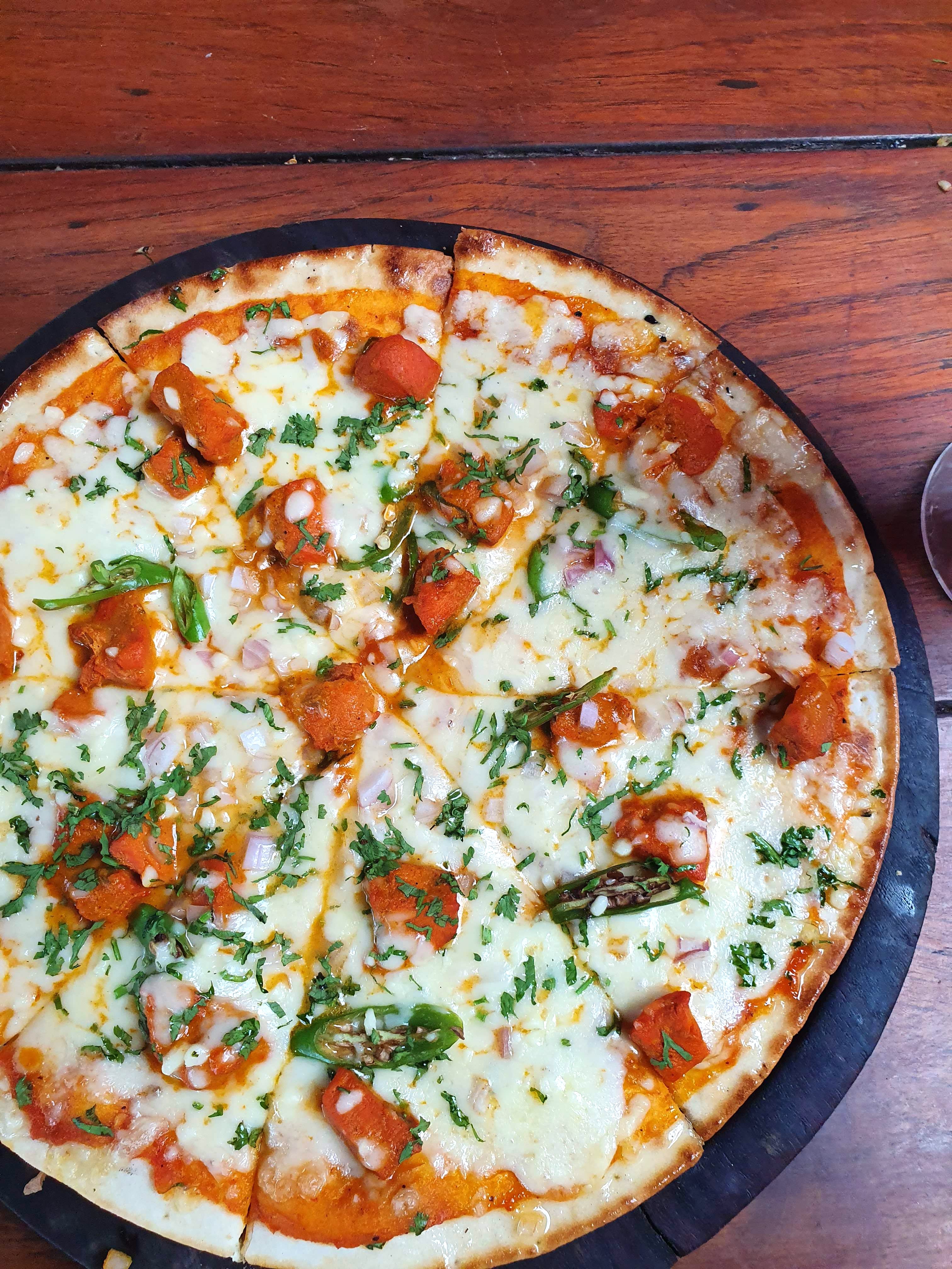 Dish,Food,Cuisine,Pizza,Pizza cheese,California-style pizza,Flatbread,Ingredient,Goat cheese,Comfort food