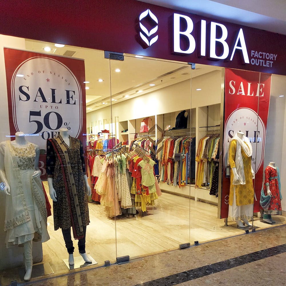 Boutique,Outlet store,Shopping mall,Retail,Shopping,Building,Fashion,Outerwear,Display window,Textile