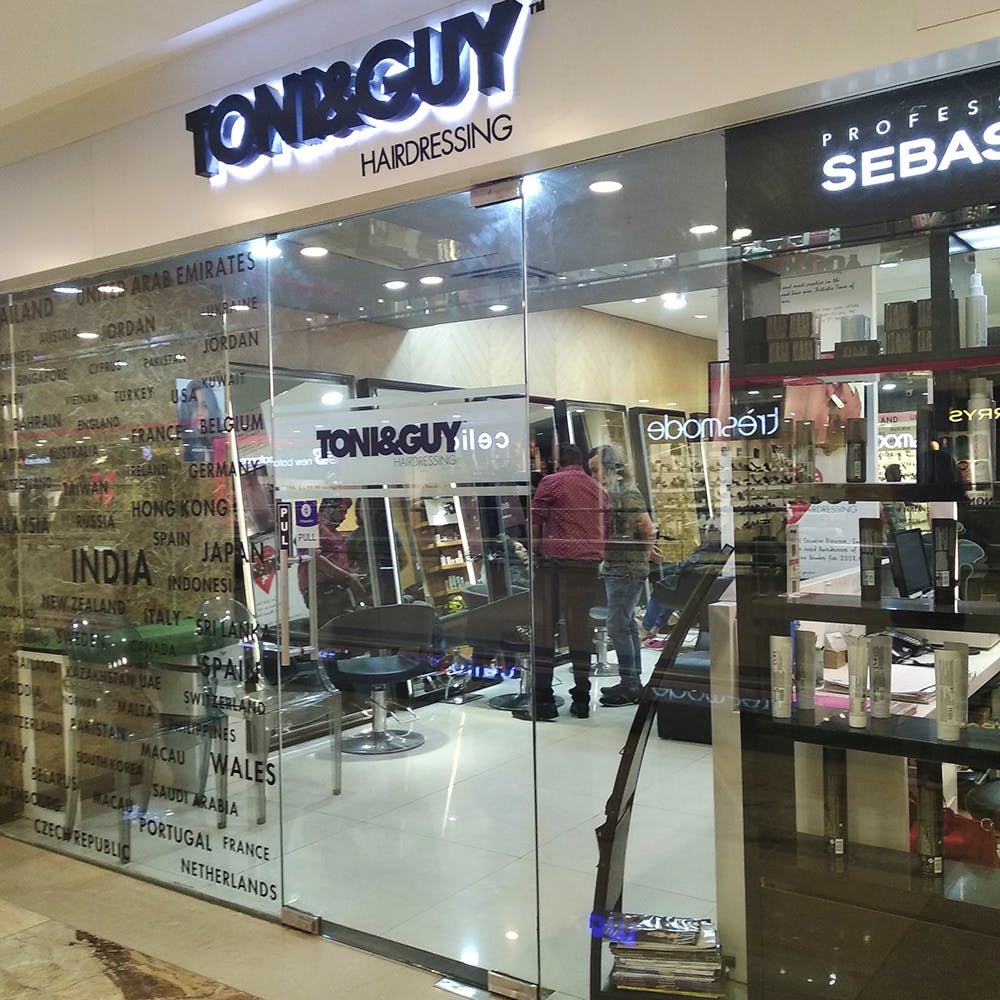 Shopping mall,Retail,Product,Outlet store,Building,Eyewear,Boutique,Shopping,Display window,Floor