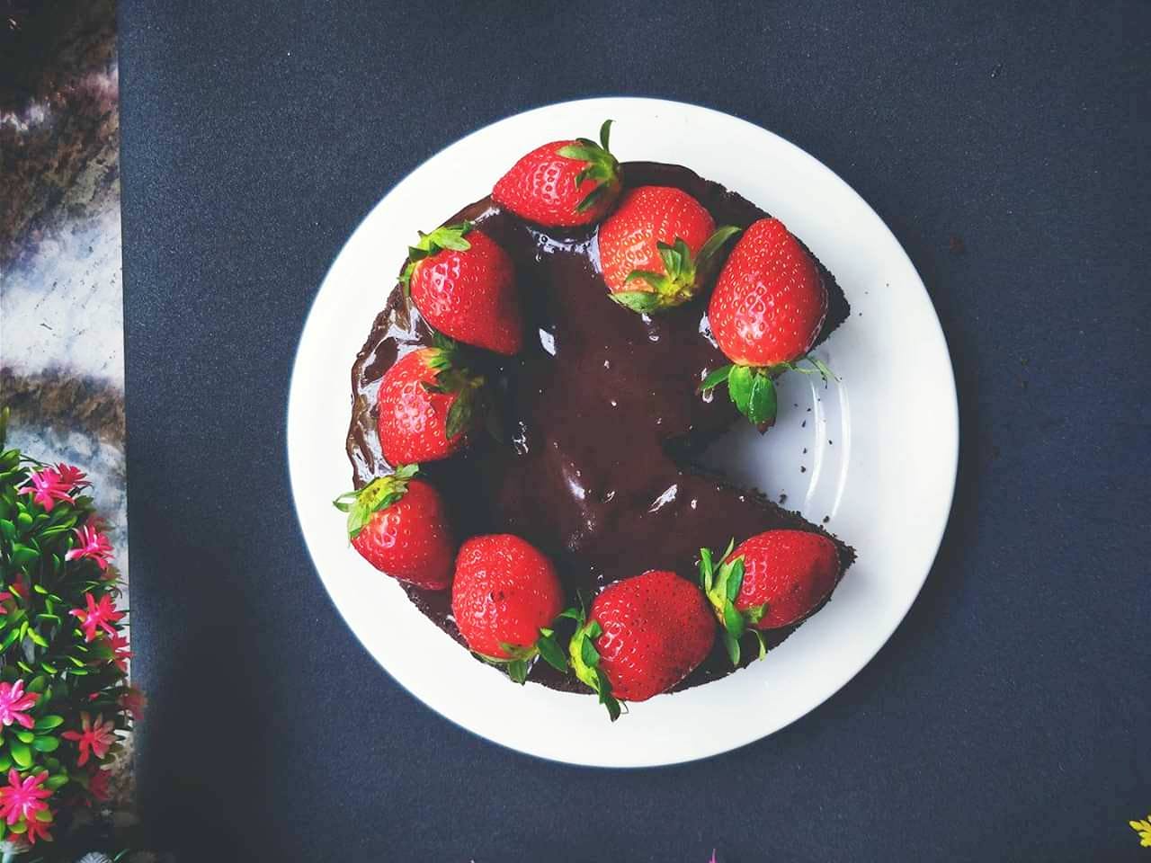Strawberry,Strawberries,Food,Fruit,Sweetness,Plate,Berry,Plant,Chocolate cake,Dish