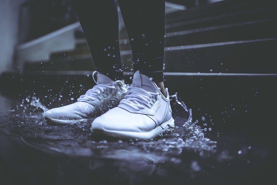 Footwear,White,Black,Shoe,Black-and-white,Water,Monochrome,Monochrome photography,Sneakers,Athletic shoe