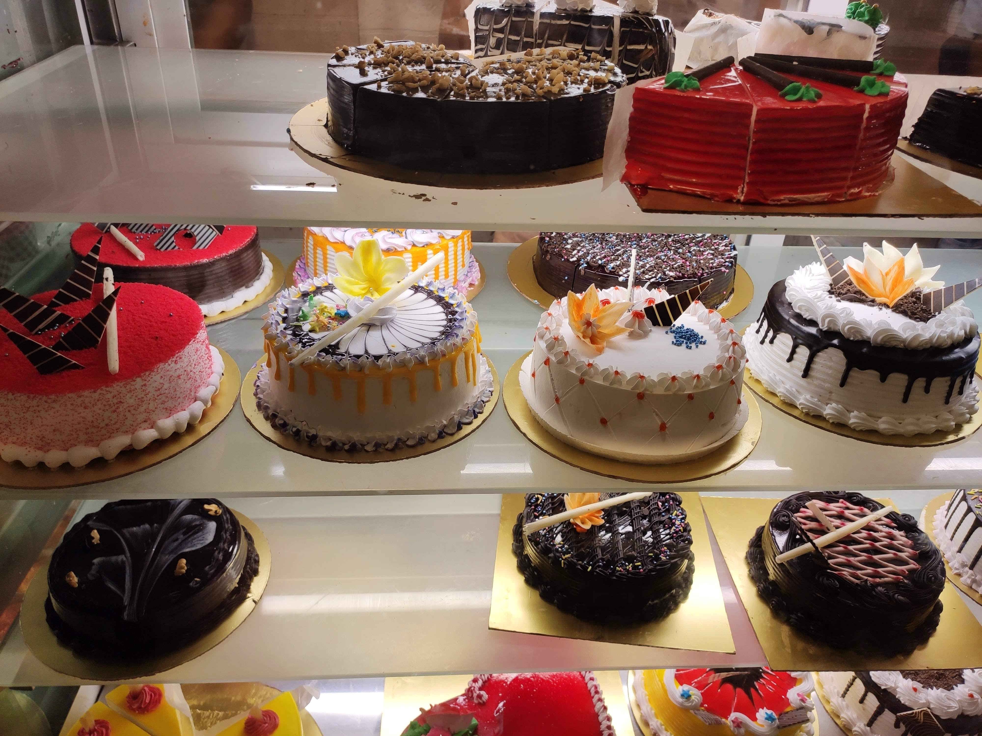 Largest Bakery Cafe in India | Cake Bakery | Dessert Shop | 7th Heaven