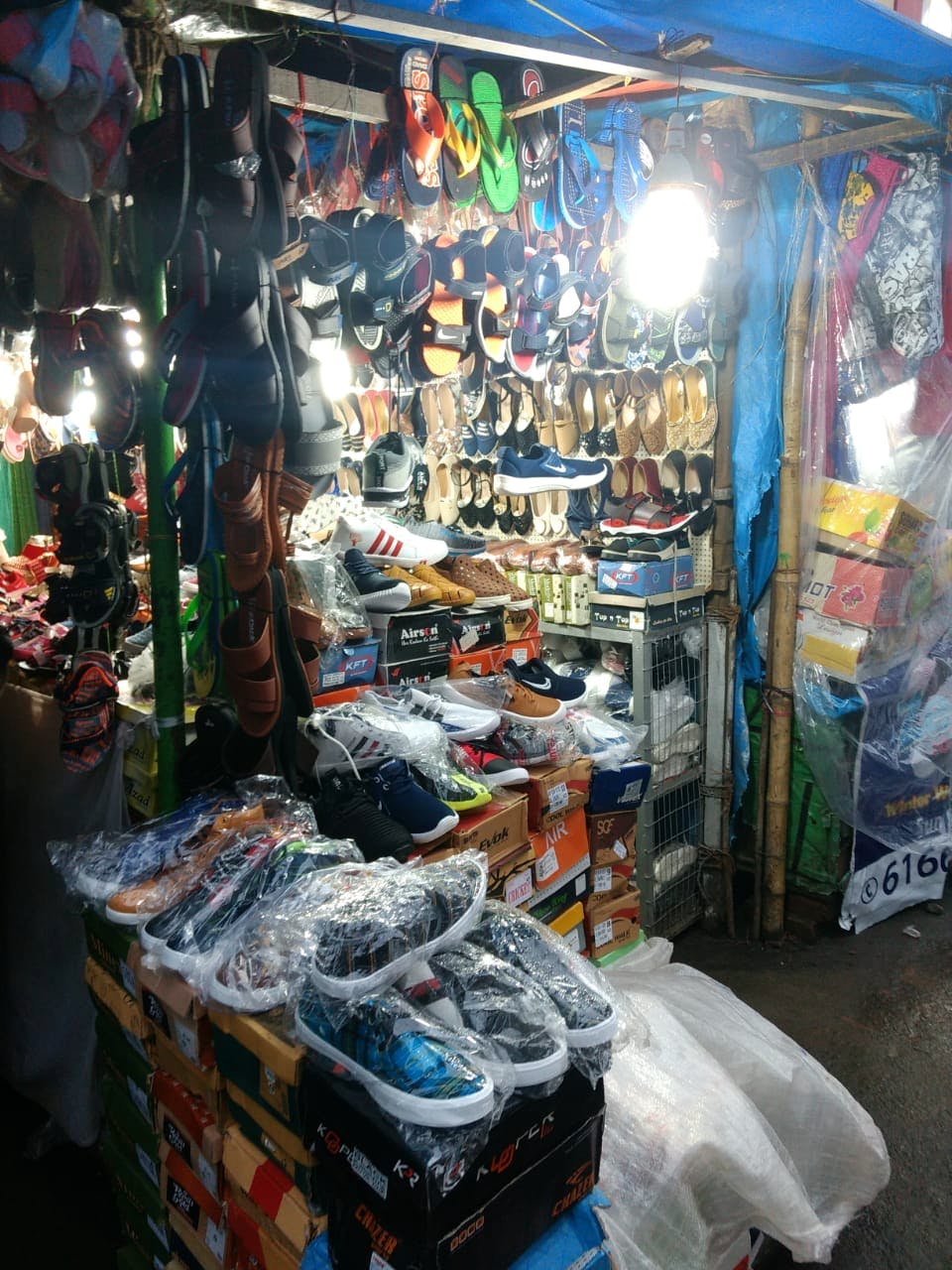 Market,Bazaar,Marketplace,Public space,Selling,Human settlement,City,Flea market,Retail,Building