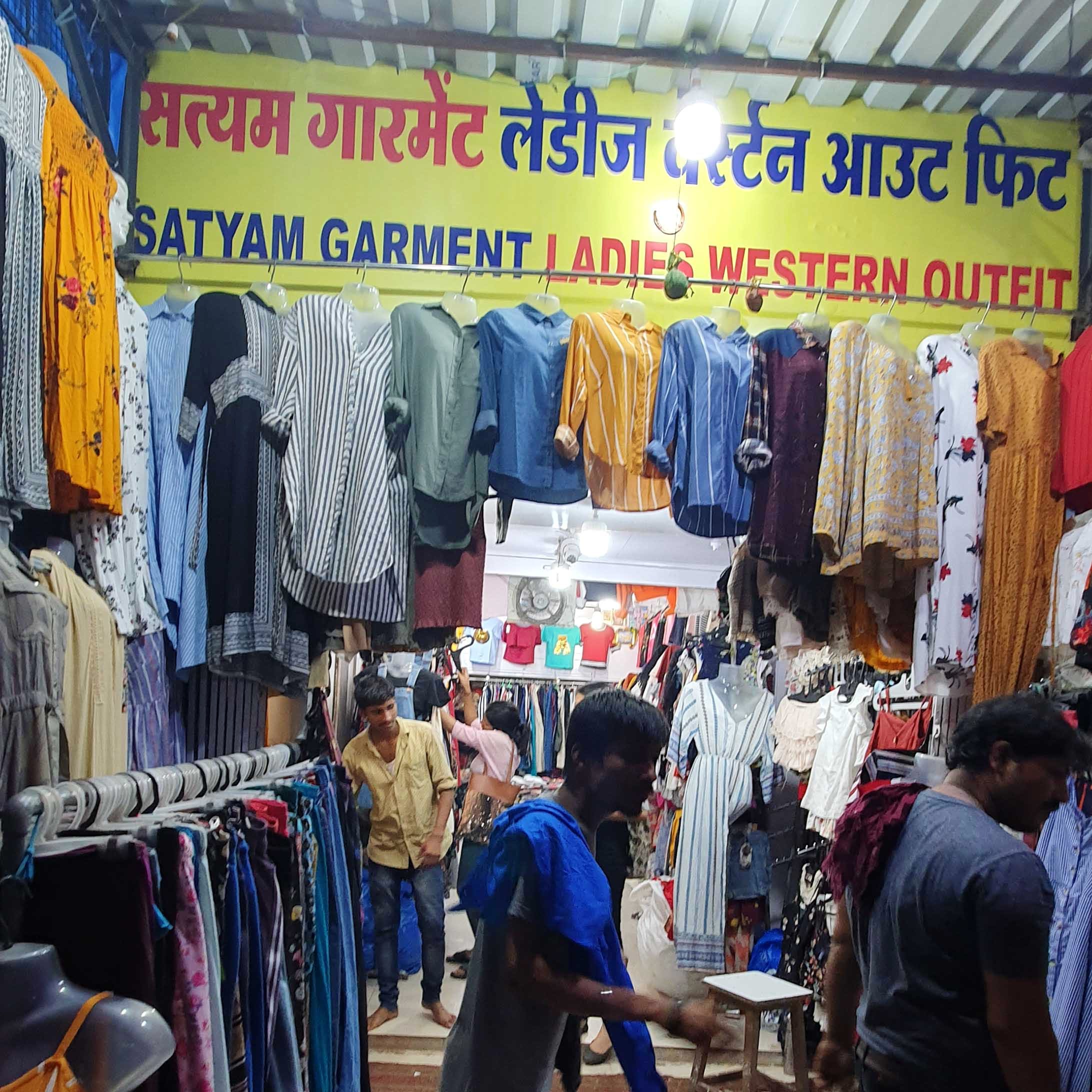 Selling,Bazaar,Retail,Public space,Marketplace,Market,Outlet store,Shopping,Human settlement,Textile