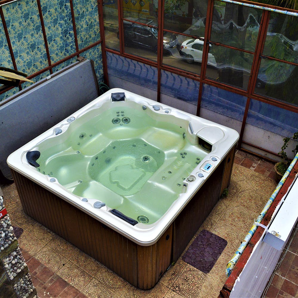 Jacuzzi,Jacuzzi,Bathtub,Water,Rectangle,Leisure,Swimming pool,Plastic,Square