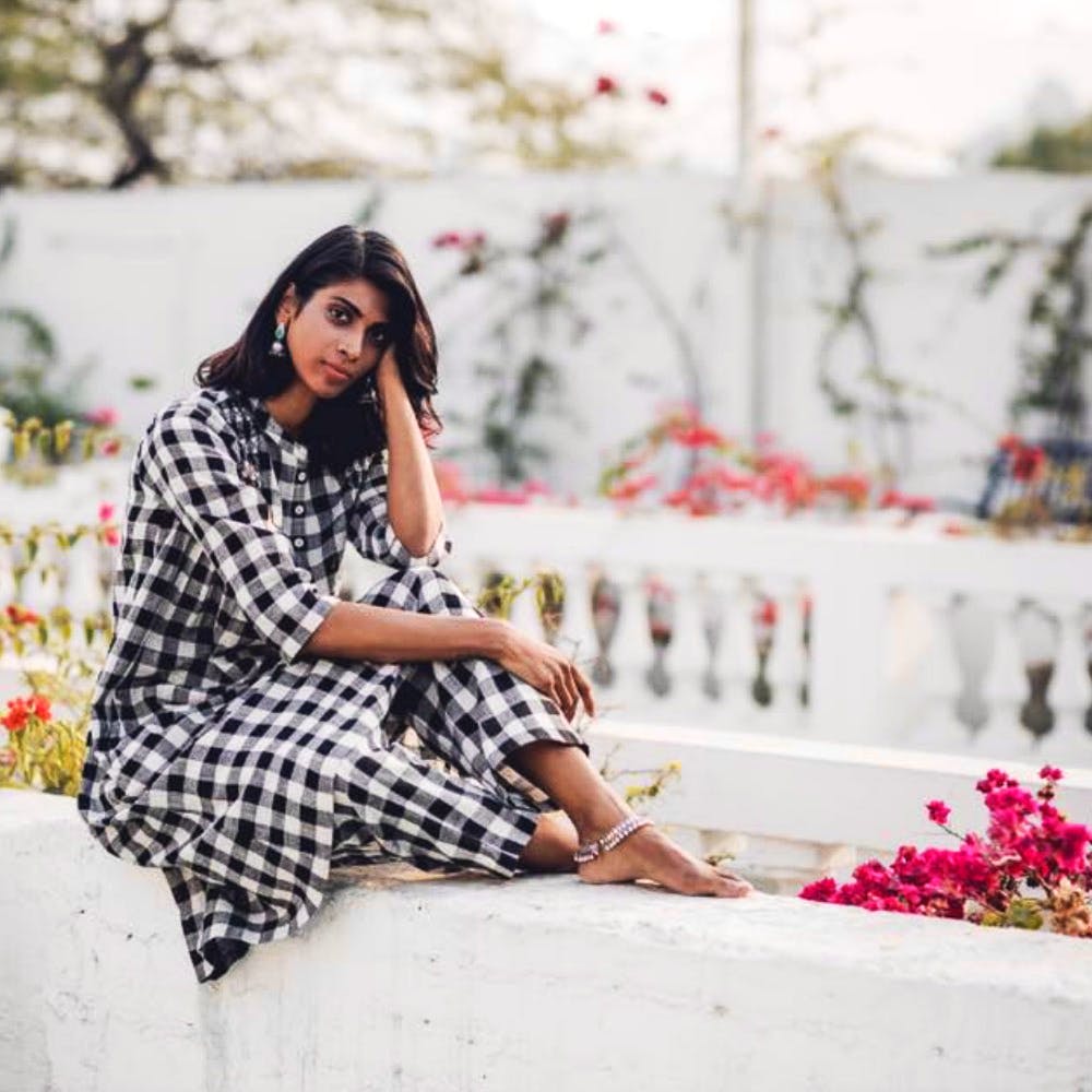 Clothing,Pink,Beauty,Street fashion,Shoulder,Dress,Fashion,Photo shoot,Leg,Sitting