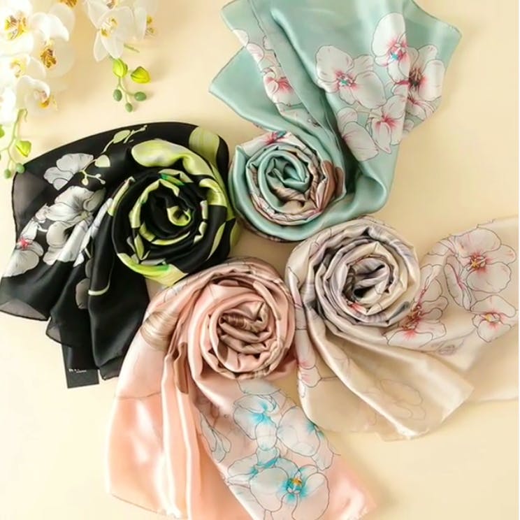Clothing,Pink,Stole,Fashion accessory,Flower,Turquoise,Scarf,Bouquet,Hair accessory,Plant