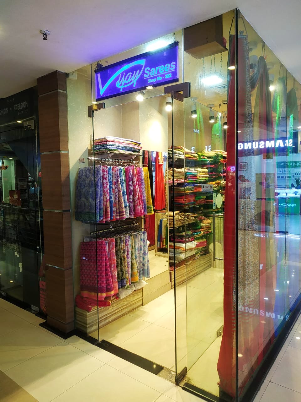 Outlet store,Building,Boutique,Shopping mall,Retail,Display case,Glass,Display window,Interior design