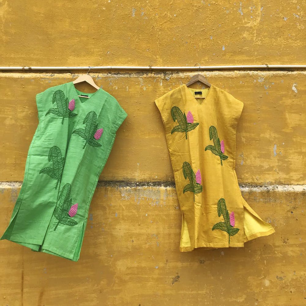 Clothing,Green,Clothes hanger,Outerwear,Yellow,Sleeve,Textile,T-shirt,Pattern
