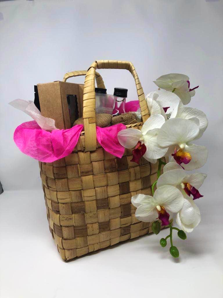 Basket,Present,Pink,Home accessories,Bag,Fashion accessory,Handbag,Picnic basket,Gift basket,Flower