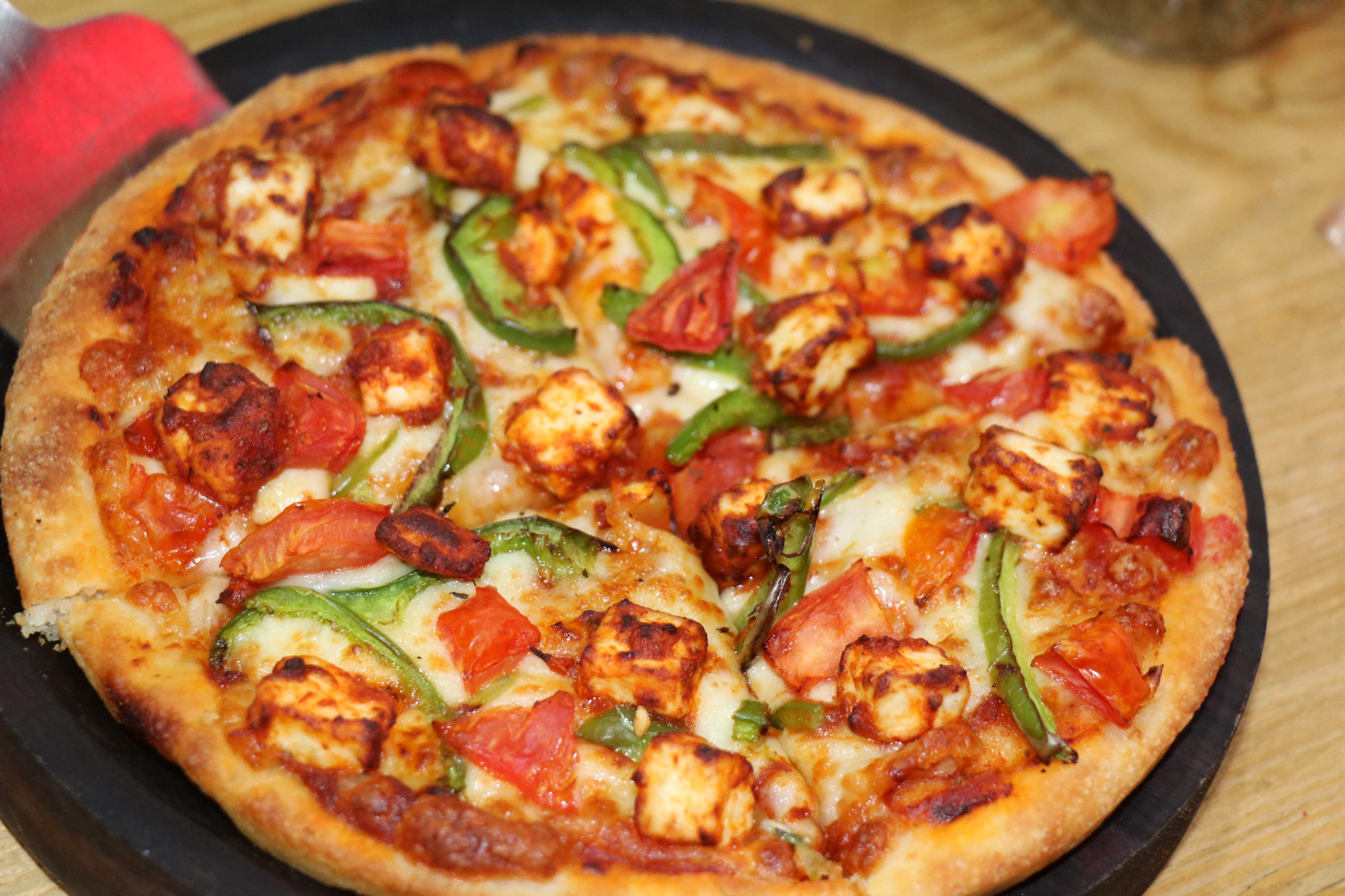 Dish,Pizza,Food,Cuisine,Pizza cheese,California-style pizza,Flatbread,Ingredient,Italian food,Fast food