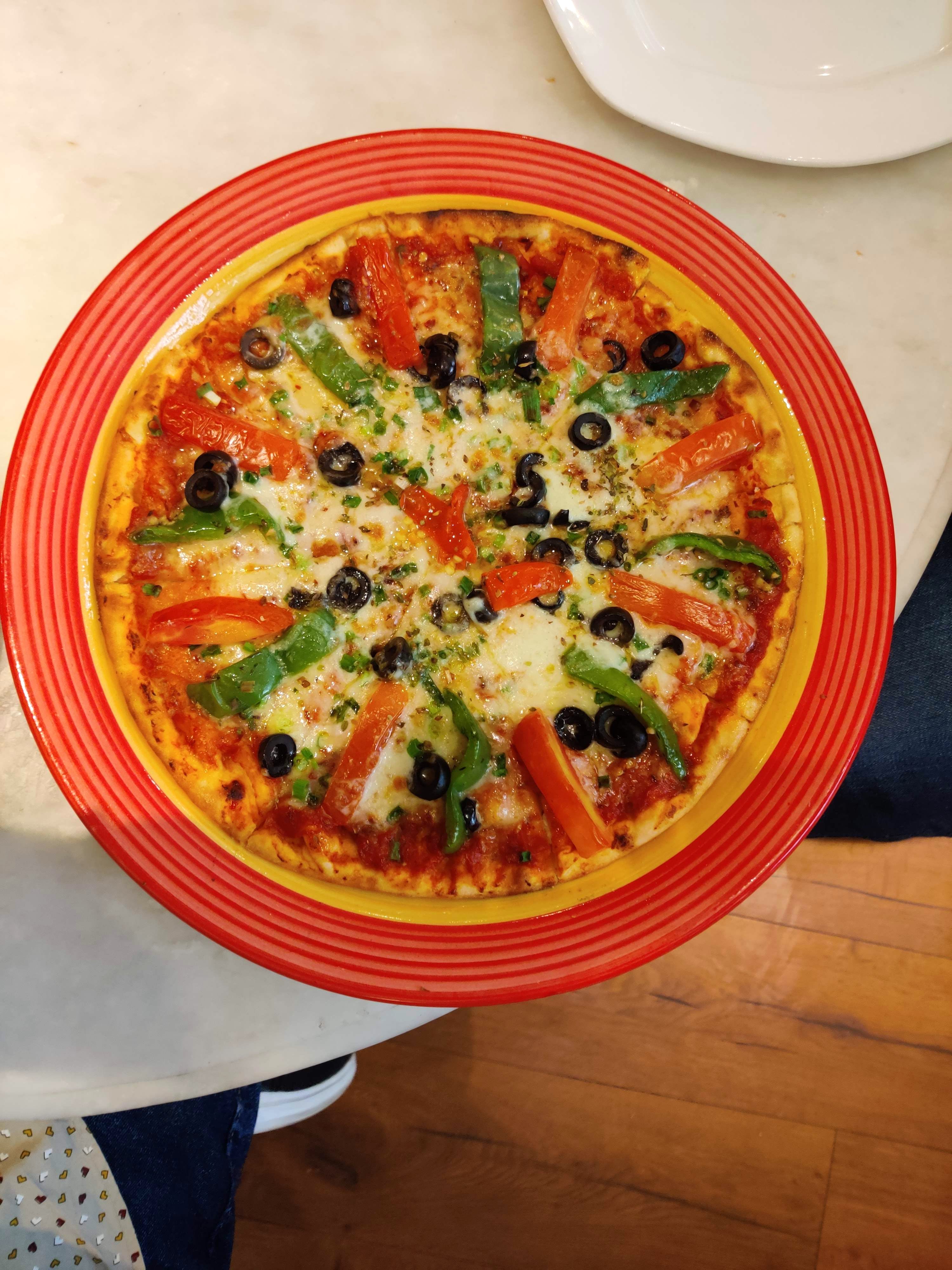 Dish,Food,Cuisine,Pizza,Pizza cheese,California-style pizza,Ingredient,Italian food,Comfort food,Recipe