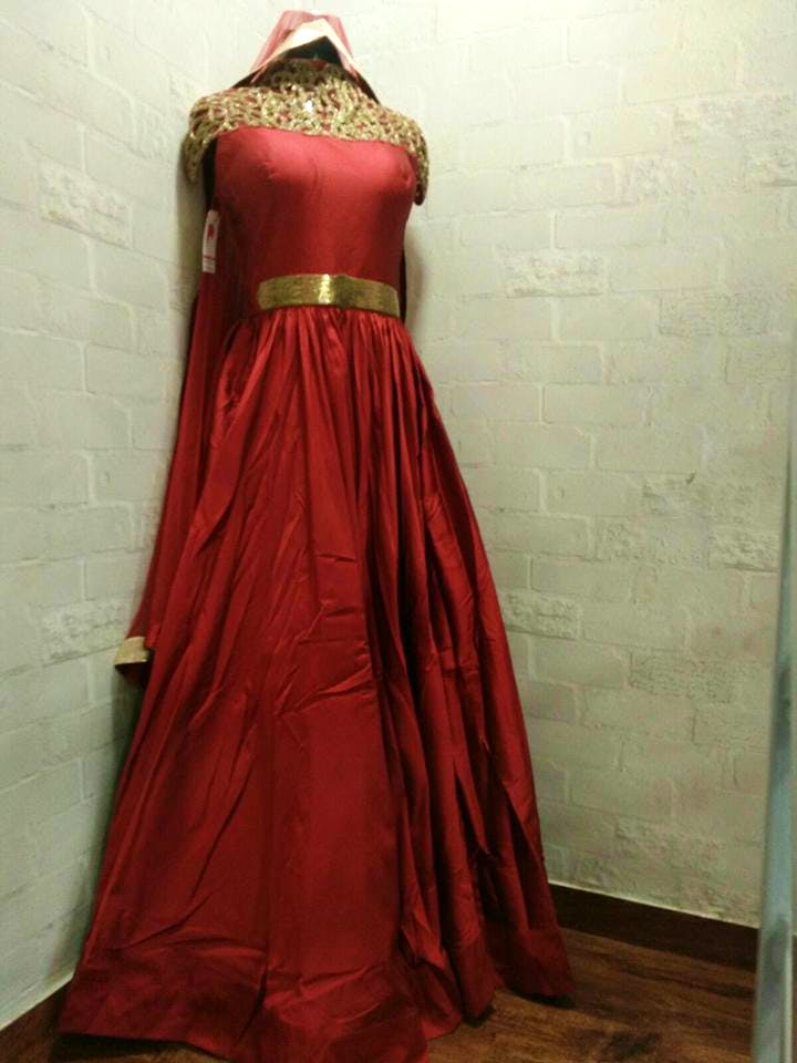 Clothing,Dress,Gown,Formal wear,Maroon,Lady,Costume design,Shoulder,Day dress,Outerwear