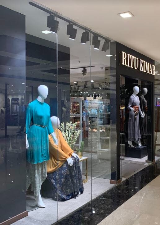 Display window,Boutique,Retail,Display case,Mannequin,Building,Outlet store,Shopping mall,Shopping,Window