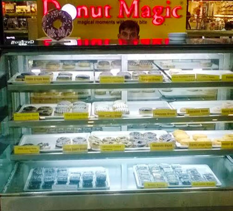 Display case,Bakery,Delicatessen,Fast food,Convenience food,Supermarket,Food,Grocery store,Frozen food,Pastry