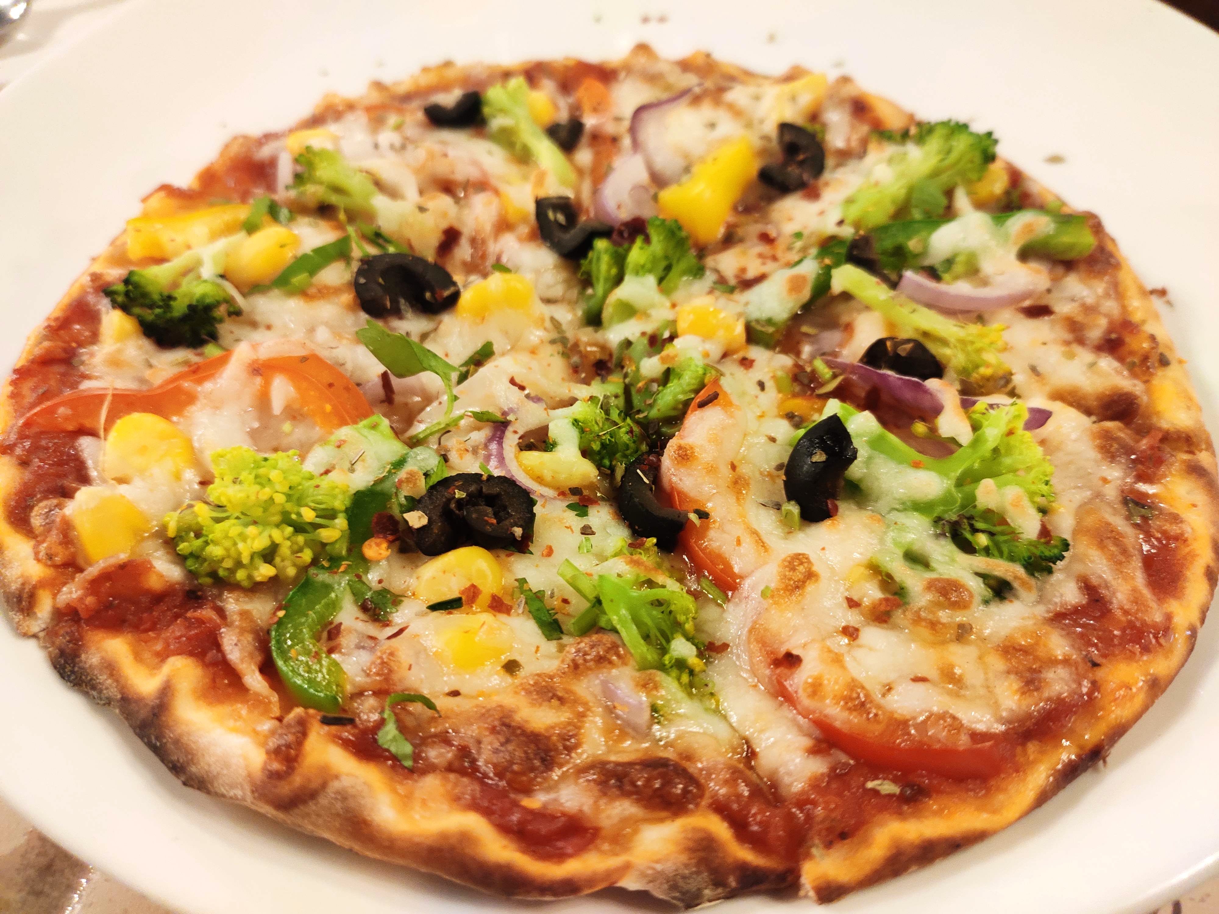 Dish,Food,Pizza,Cuisine,California-style pizza,Flatbread,Ingredient,Pizza cheese,Italian food,Comfort food