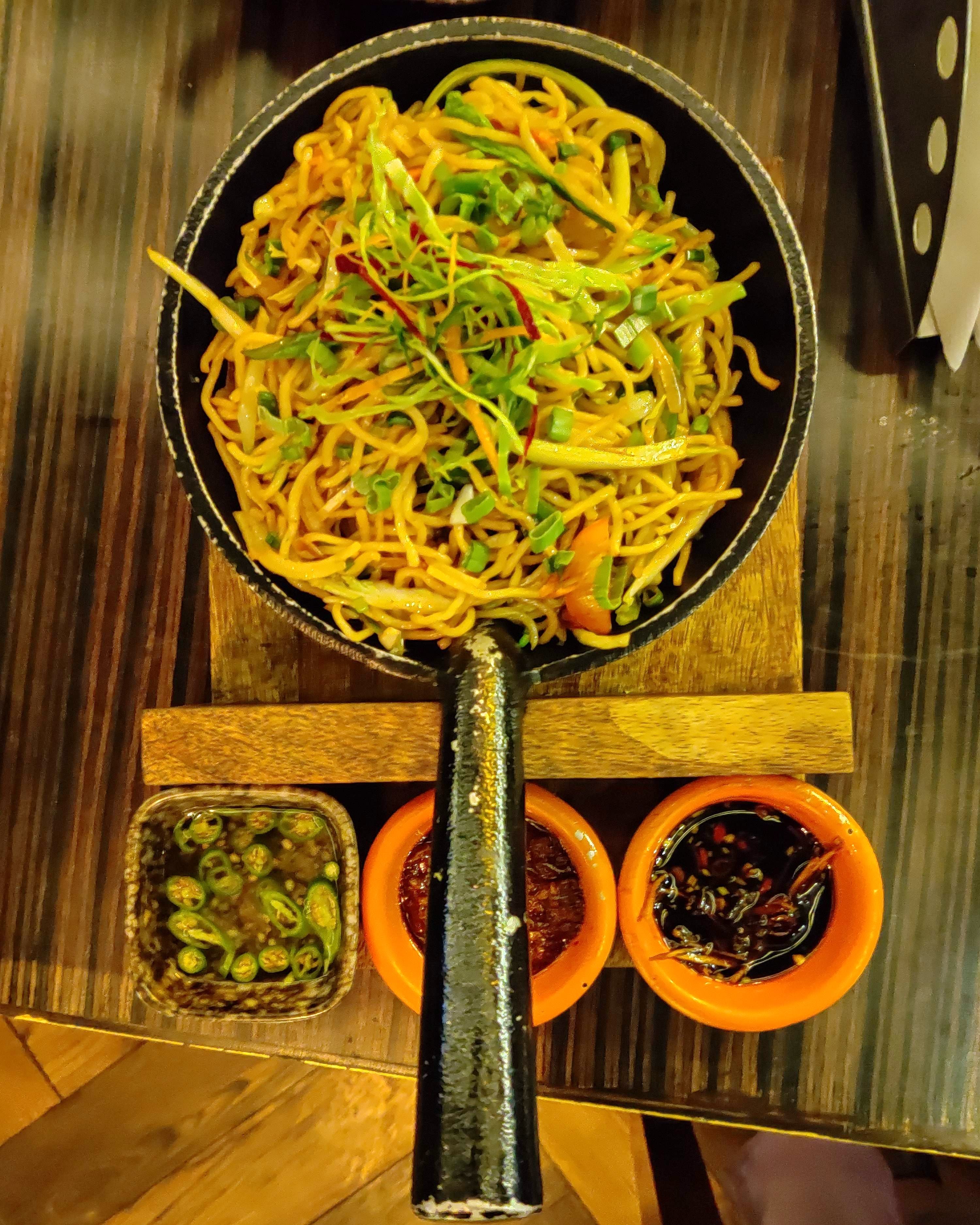 Food,Dish,Cuisine,Pancit,Noodle,Chow mein,Bigoli,Ingredient,Fried noodles,Spaghetti