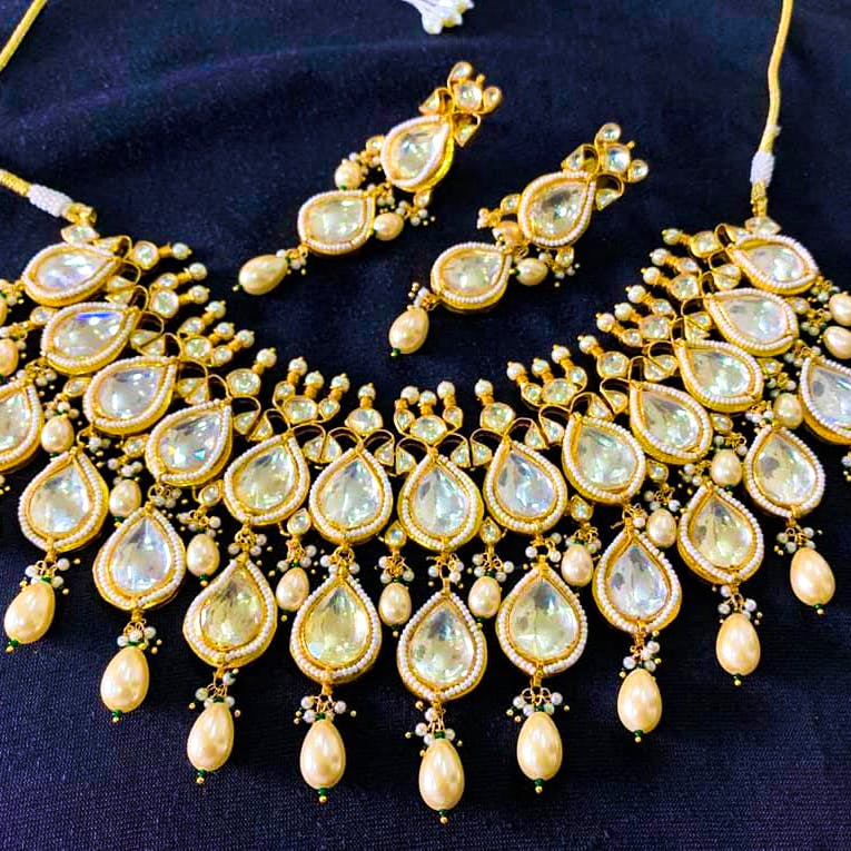 Jewellery,Fashion accessory,Necklace,Body jewelry,Pearl,Gemstone,Chain,Choker,Gold,Neck