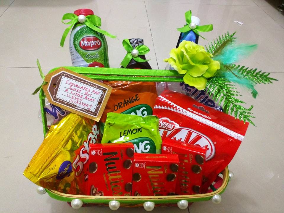 Present,Basket,Hamper,Gift basket,Mishloach manot,Home accessories,Food storage,Food