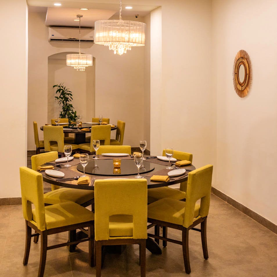 Dining room,Room,Yellow,Furniture,Interior design,Table,Property,Building,Kitchen & dining room table,Ceiling