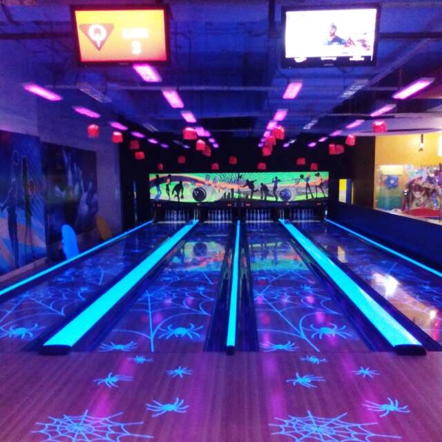 Bowling,Ten-pin bowling,Bowling pin,Bowling equipment,Ball,Duckpin bowling,Light,Leisure centre,Ball game,Individual sports