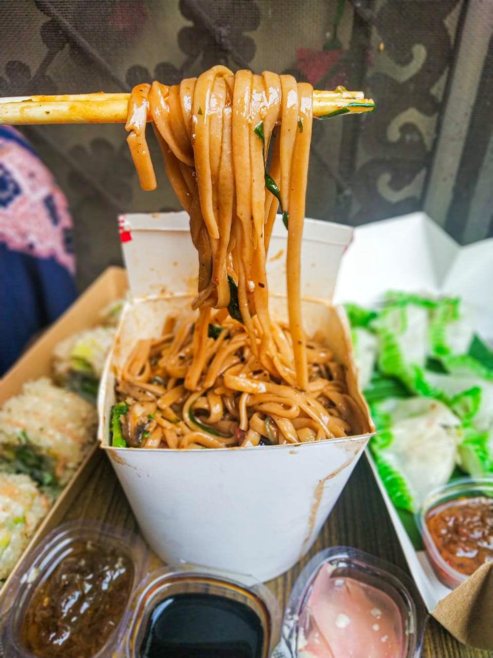 Dish,Food,Cuisine,Cao lầu,Hot dry noodles,Chow mein,Ingredient,Comfort food,Wonton noodles,Lamian