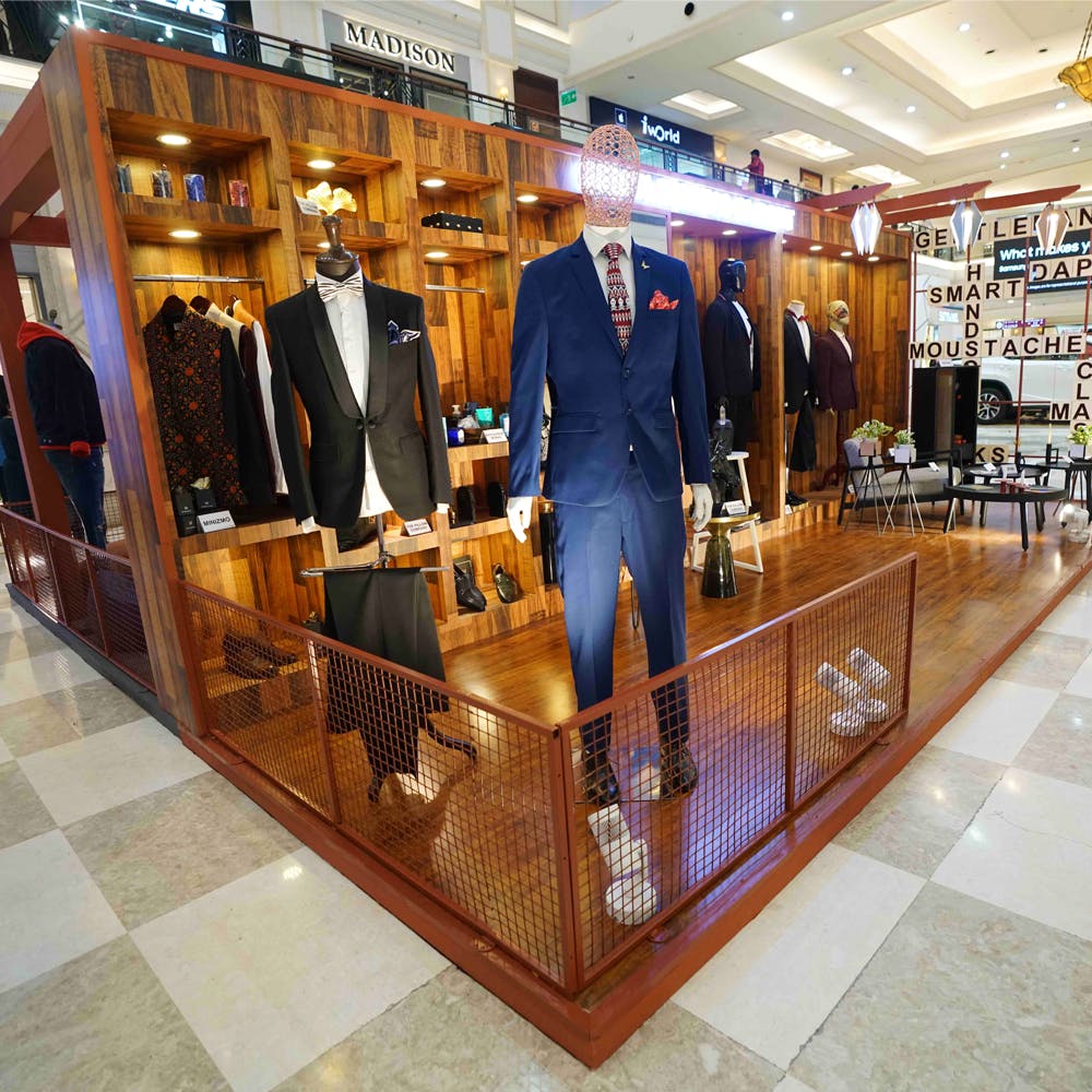 Display case,Shopping mall,Building,Retail,Footwear,Outlet store,Display window,Eyewear,Boutique,Interior design