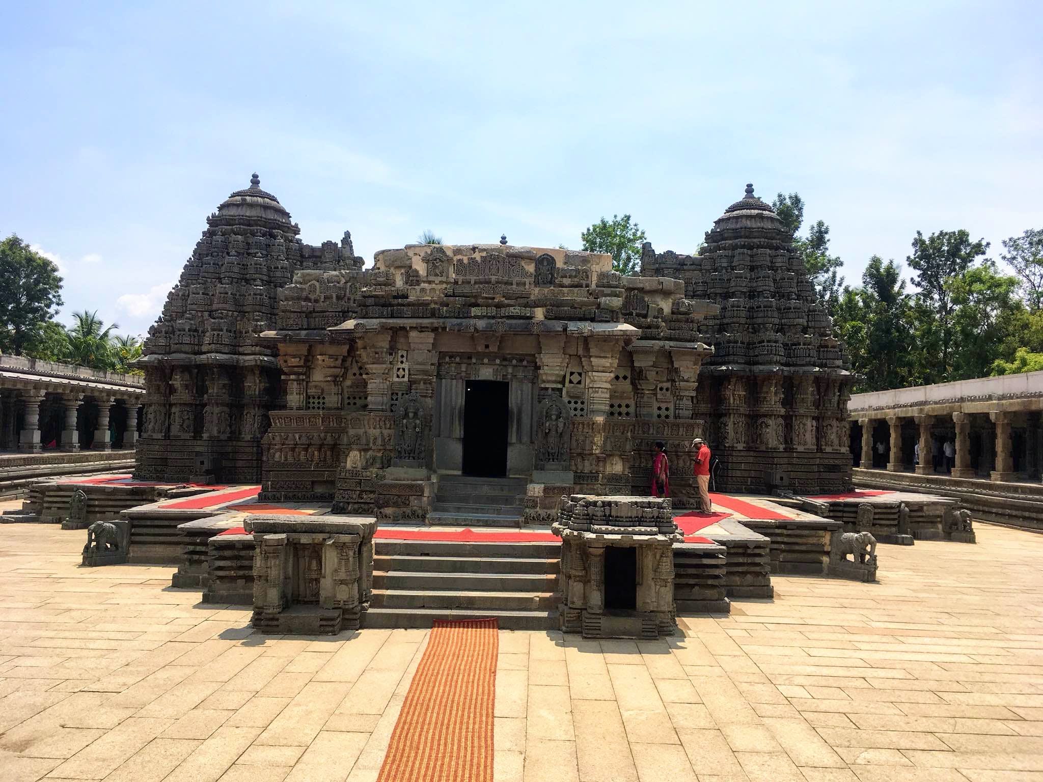 Historic site,Temple,Hindu temple,Building,Ancient history,Place of worship,Sky,Temple,Ruins,Architecture