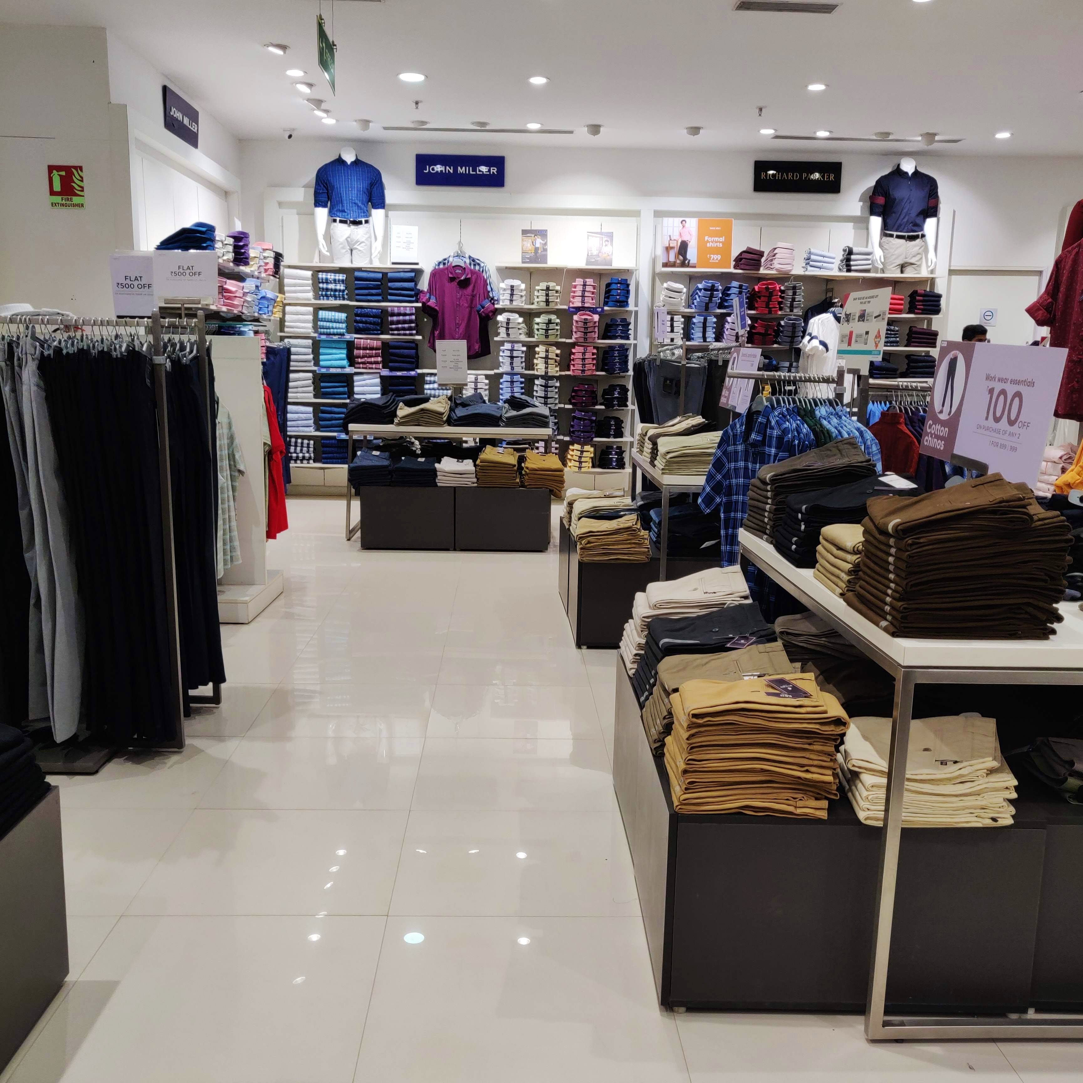 Outlet store,Boutique,Fashion,Retail,Building,Floor,Footwear,Interior design,Flooring,Shopping