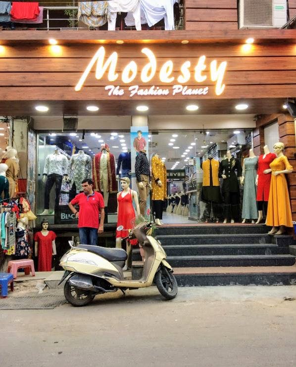 Scooter,Vehicle,Mode of transport,Building,Outlet store,Street,Shopping,Car