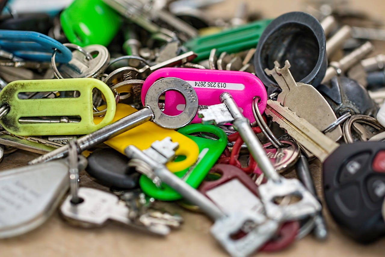 Lock,Key,Padlock,Keychain,Fashion accessory,Electronics,Carabiner,Hardware accessory,Metal,Electronic component