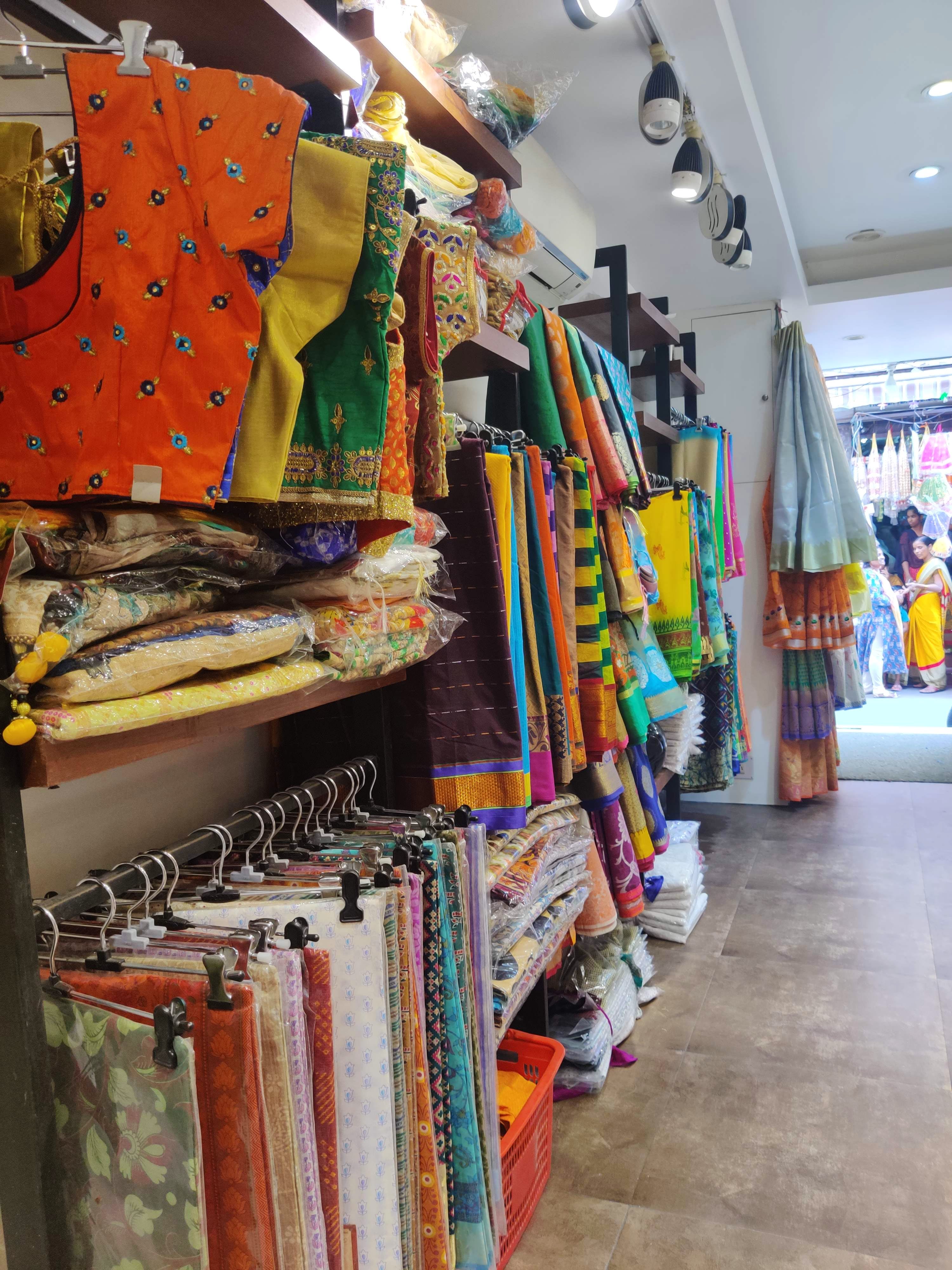 Outlet store,Bazaar,Textile,Boutique,Marketplace,Retail,Building,Room,Shopping,Market