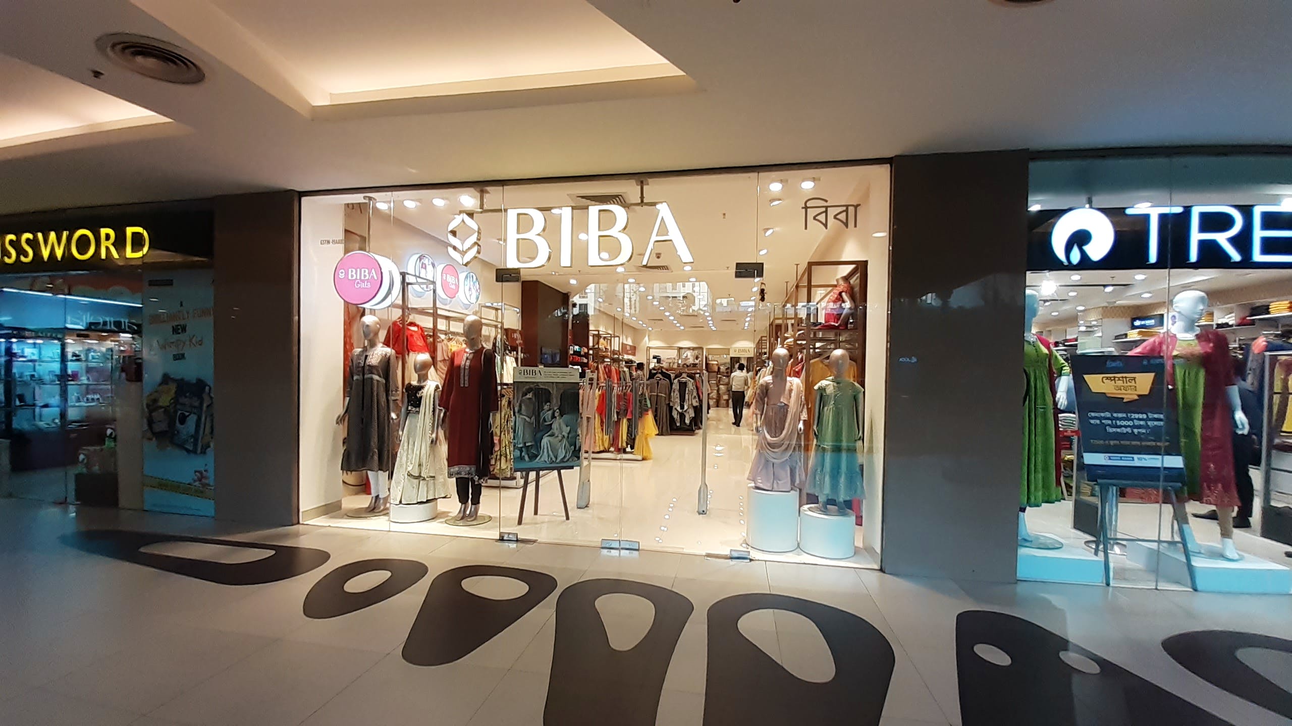 Outlet store,Shopping mall,Building,Boutique,Retail,Footwear,Display window,Shopping,Interior design,Fashion accessory