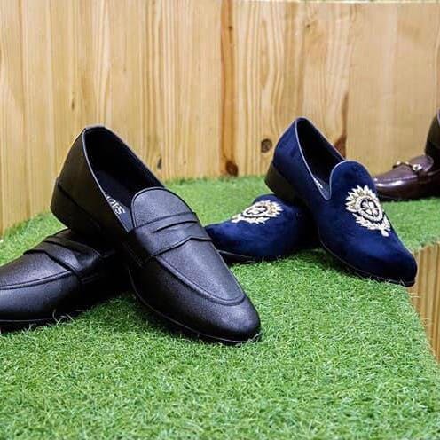 Footwear,Shoe,Black,Dress shoe,Blue,Oxford shoe,Grass,Font,Leather,Formal wear