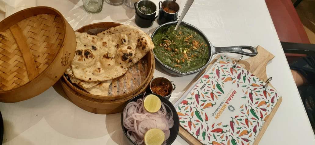Dish,Food,Cuisine,Naan,Ingredient,Roti,Chapati,Paratha,Punjabi cuisine,Flatbread