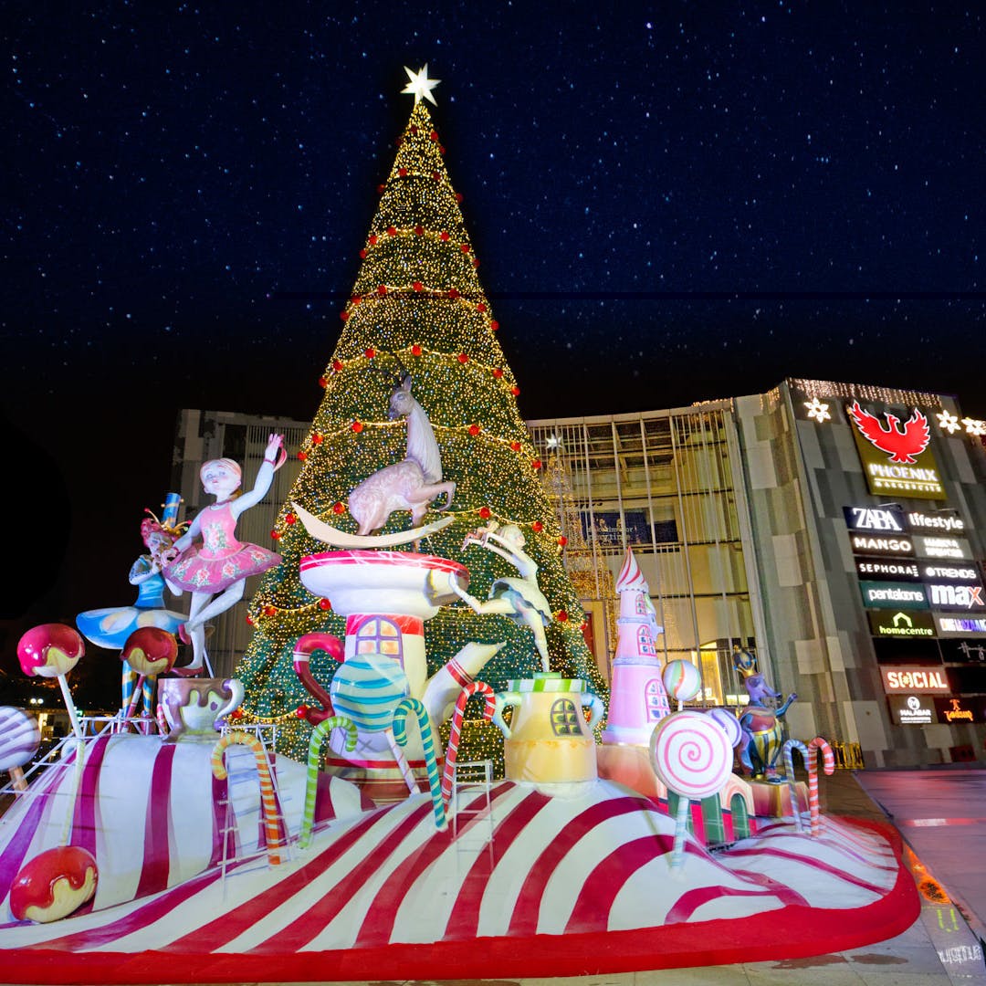 Christmas,Christmas decoration,Christmas tree,Landmark,Tree,Christmas eve,Christmas lights,Tradition,Lighting,Fête