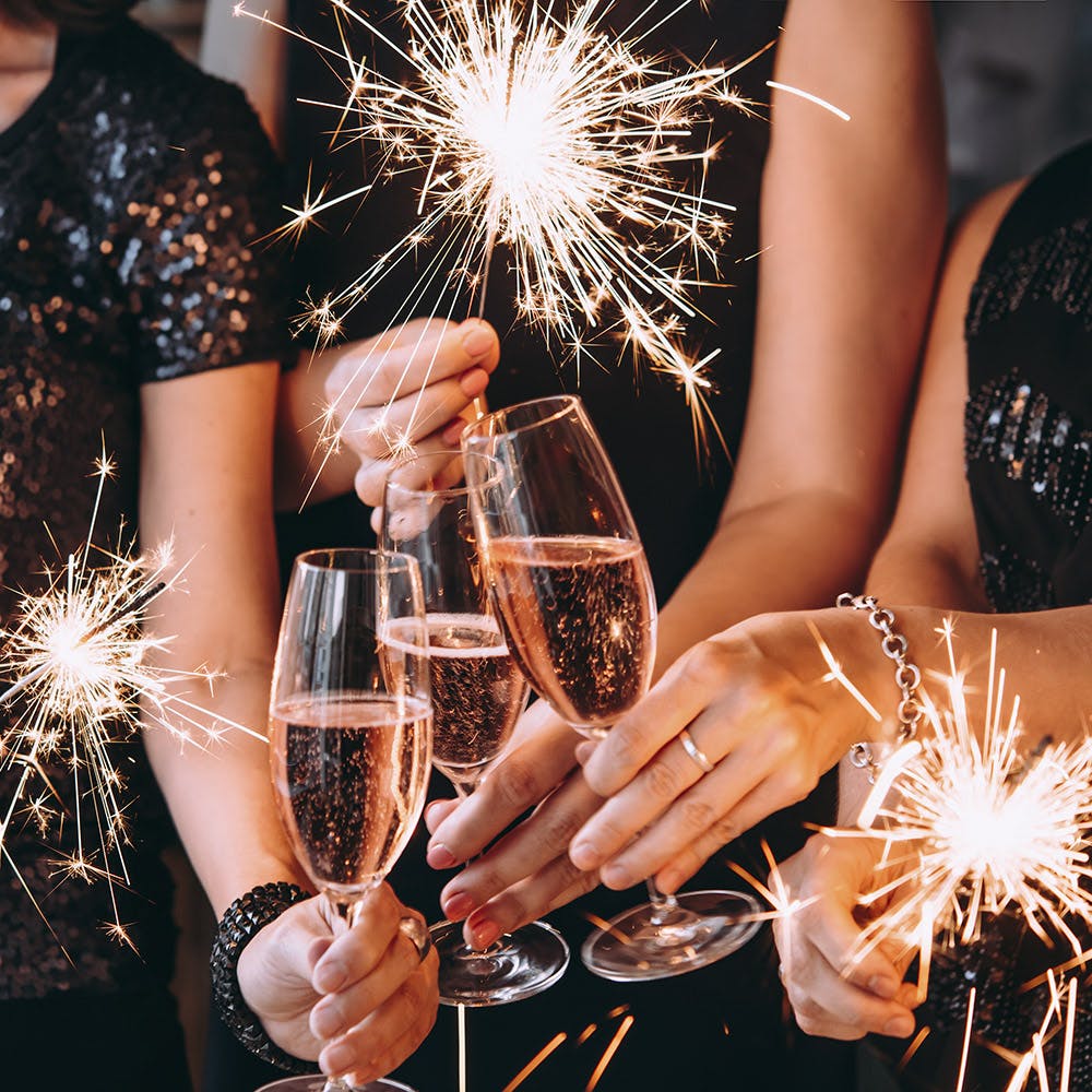 Sparkler,Champagne,Drink,Event,Champagne stemware,Holiday,New year's eve,Hand,Fête,Fireworks