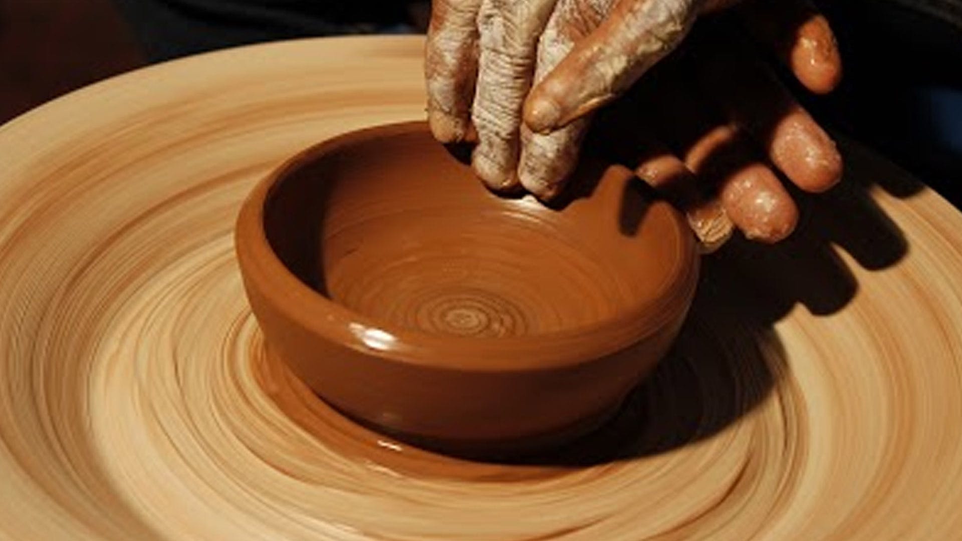 Potter's wheel,Pottery,Bowl,earthenware,Wheel,Art,Machine,Clay,Automotive wheel system,Auto part