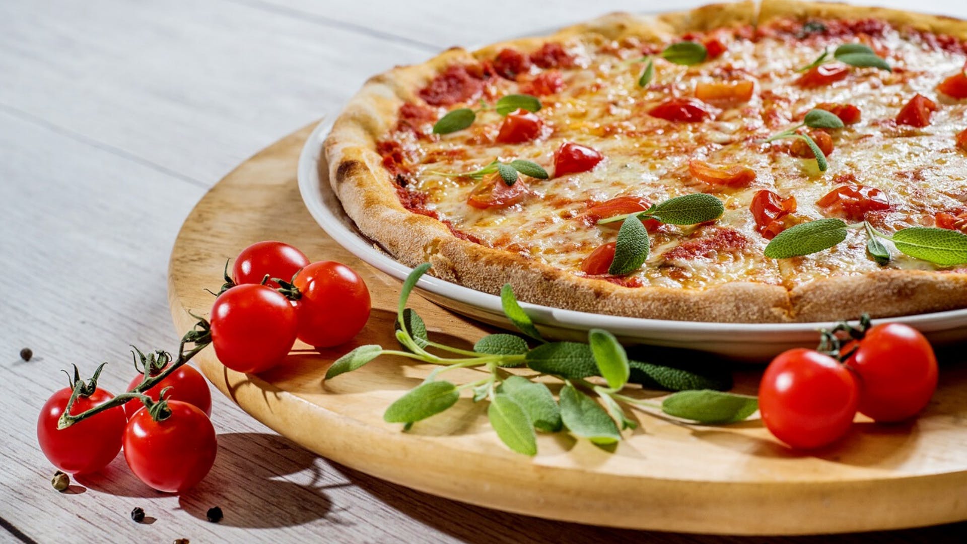 Dish,Food,Cuisine,Ingredient,Pizza,Tarte flambée,Produce,Pizza cheese,Flatbread,Baked goods
